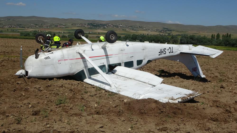 Eğitim uçağı düştü pilotlar sağ kurtuldu GÜNCEL Turgutlu Yankı