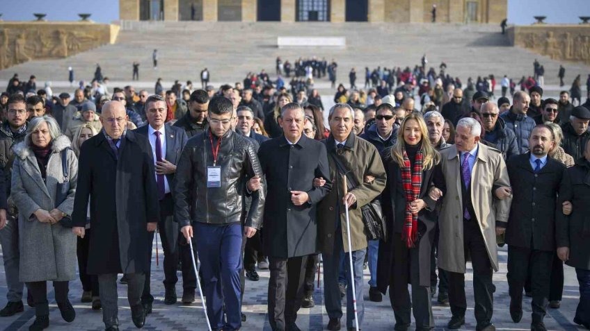 CHP Genel Başkanı Özel, engellilerle birlikte Anıtkabir’i ziyaret etti