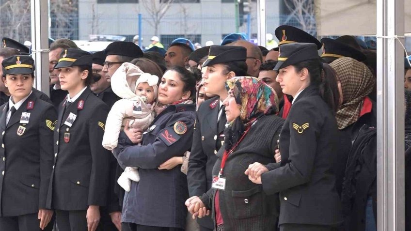 Şehidin 8 aylık bebeği her şeyden habersiz babasının tabutuna baktı