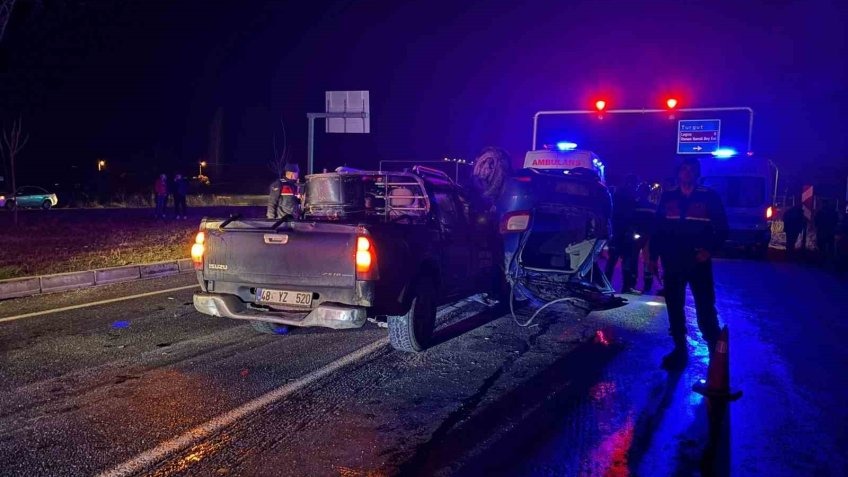 Ege'de feci kaza: Kavşakta 2 araç çarpıştı: 2 ölü, 2 yaralı!