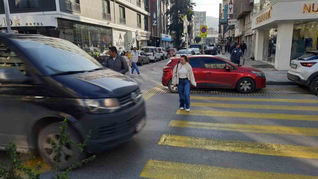 Yaya geçidindeki vatandaşlara yol vermeyen sürücüler böyle görüntülendi