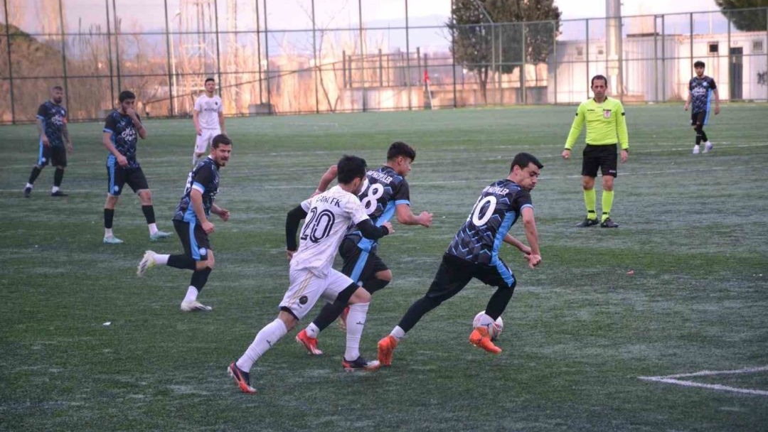 Manisa Çarşı FK, İmam Hatipliler Gençlik Spor'u farklı yendi