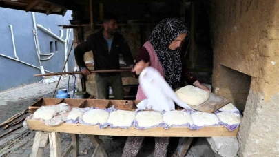 Aile ekonomileri için ekmeklerini kendileri yapıyor