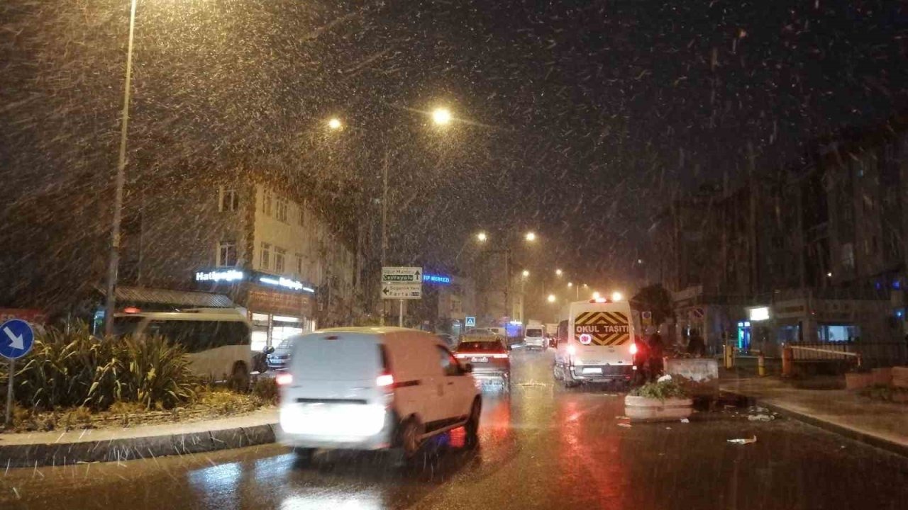 İstanbul’da sabahın erken saatlerinde kar yağışı etkili oldu