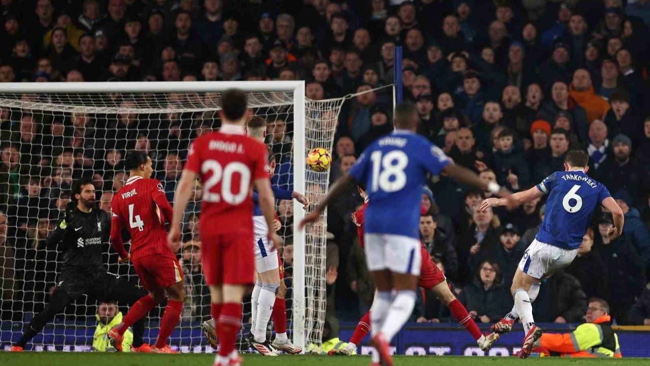 Liverpool derbisinde Everton 90+8’de puanı kaptı