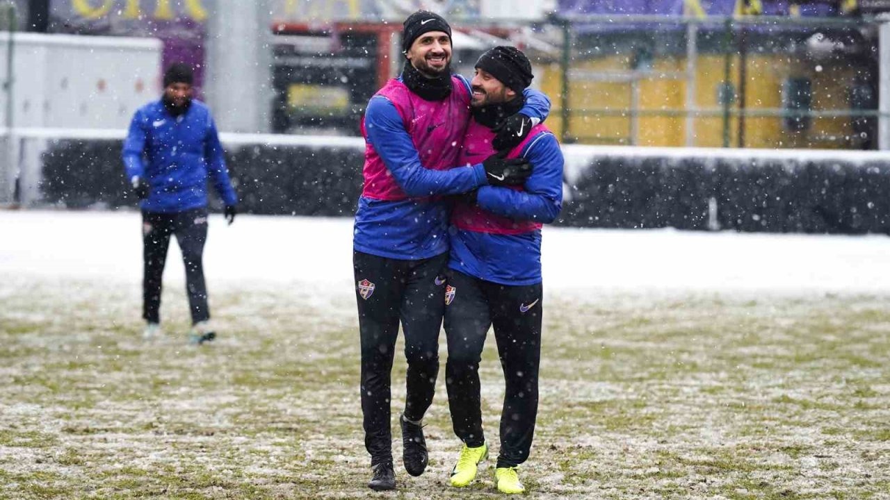 Eyüpspor, Beşiktaş maçı hazırlıklarına kar yağışı altında devam etti