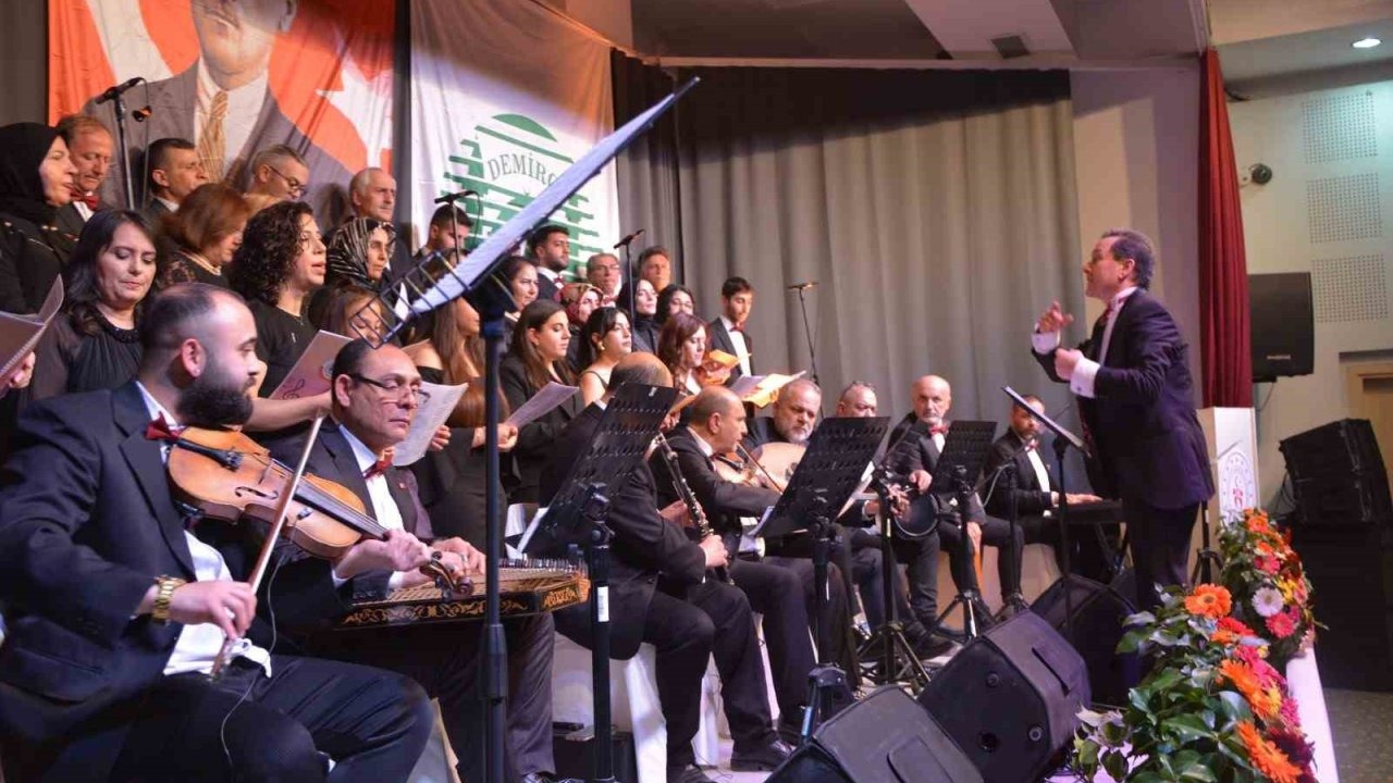 Demirci’de Türk Sanat Müziği korosundan muhteşem konser