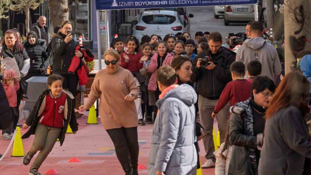 ’Güzel İzmir’ neşeli çocuklar