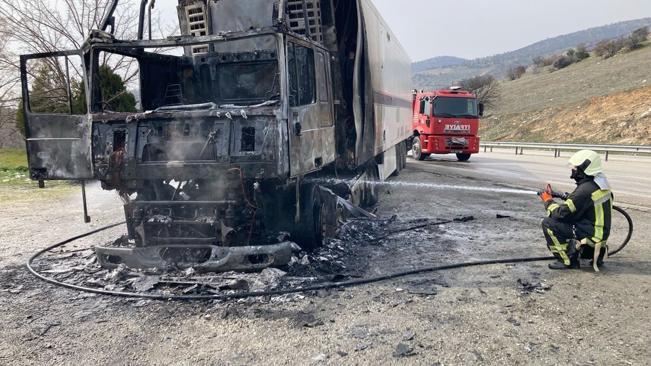 Seyir halindeyken alev alan tır küle döndü