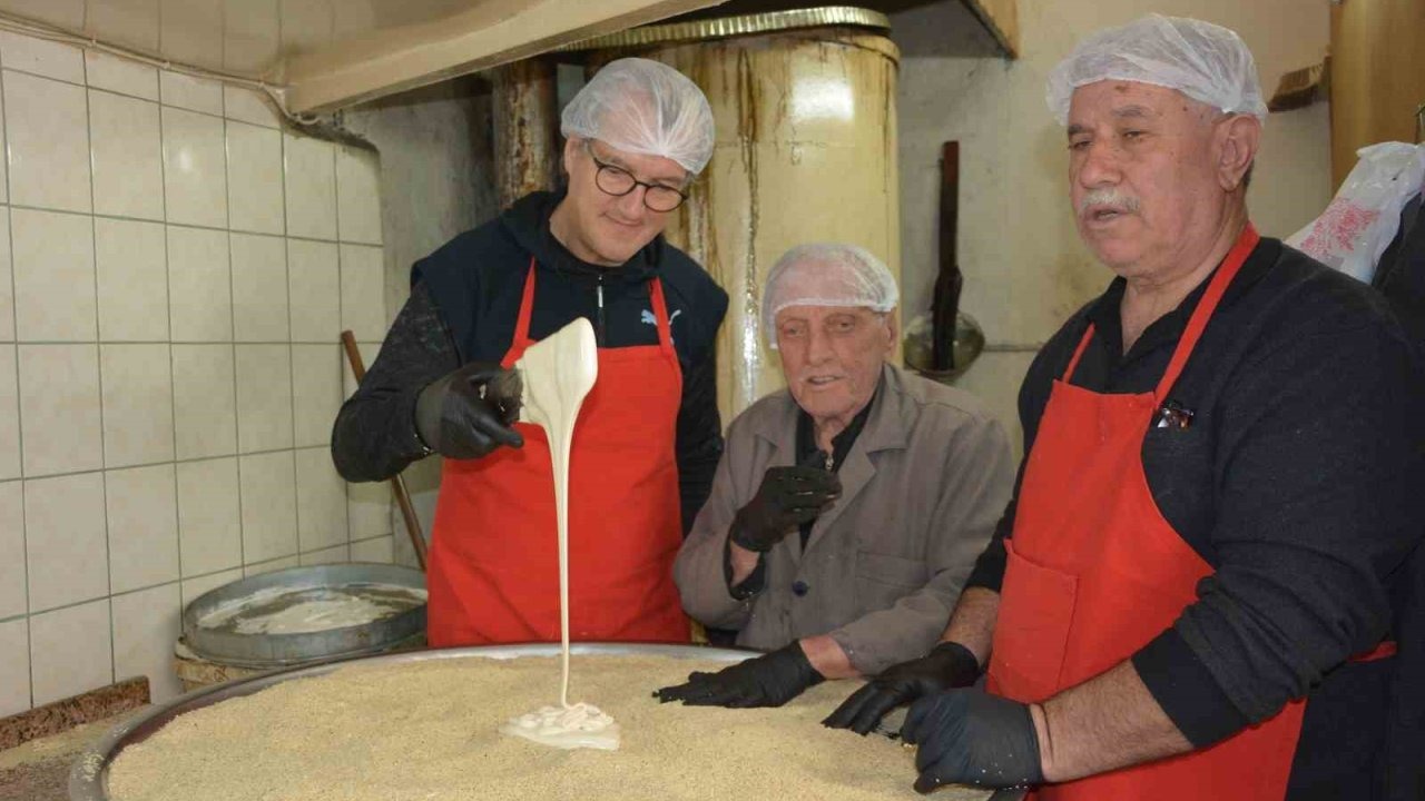 75 yıllık helvacının el emeği iftar sofralarının vazgeçilmezi oldu