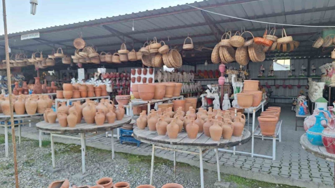 Sarıgöl'de yol kenarındaki yöresel ürün satış stantları büyük ilgi görüyor