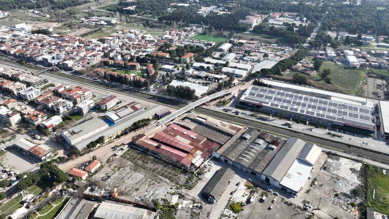 Gaziemir Hava Eğitim Yolu Taşıt Üst Geçidi’nde köprü yapımı tamamlandı