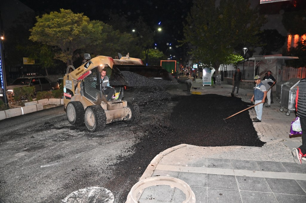 Manisa'da Gece Gündüz Çalışılarak Asfalt Çalışmaları Tamamlandı