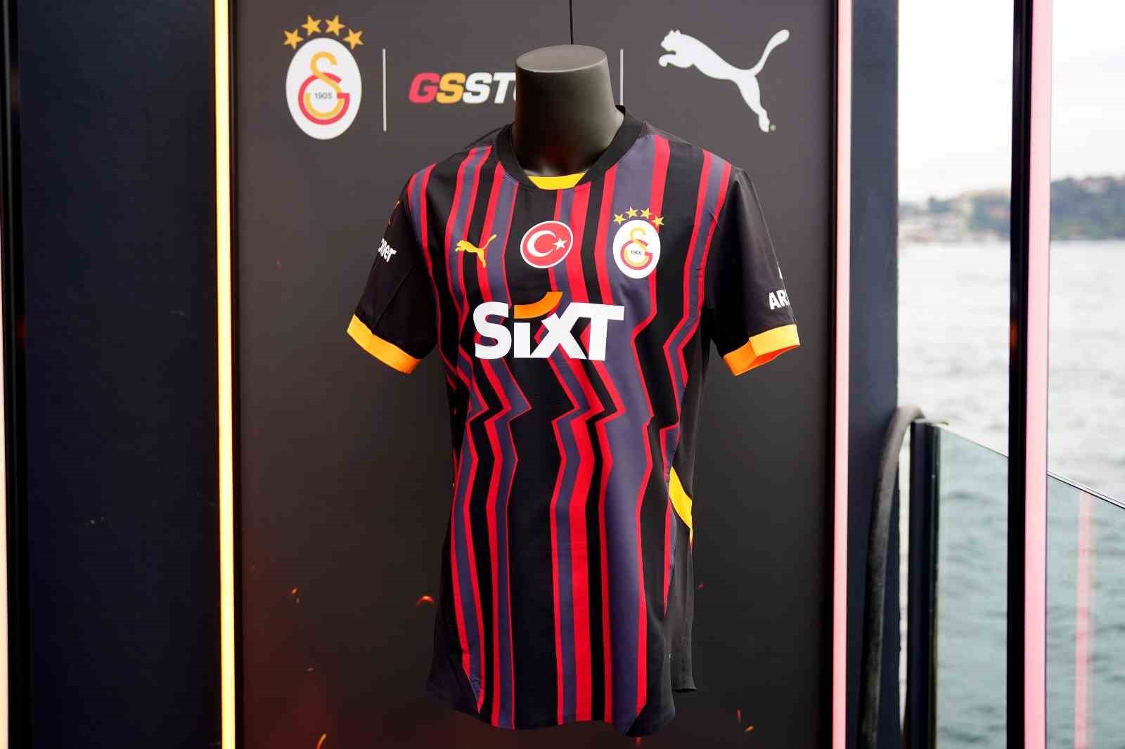 Galatasaray'da yeni sezon formaları tanıtıldı