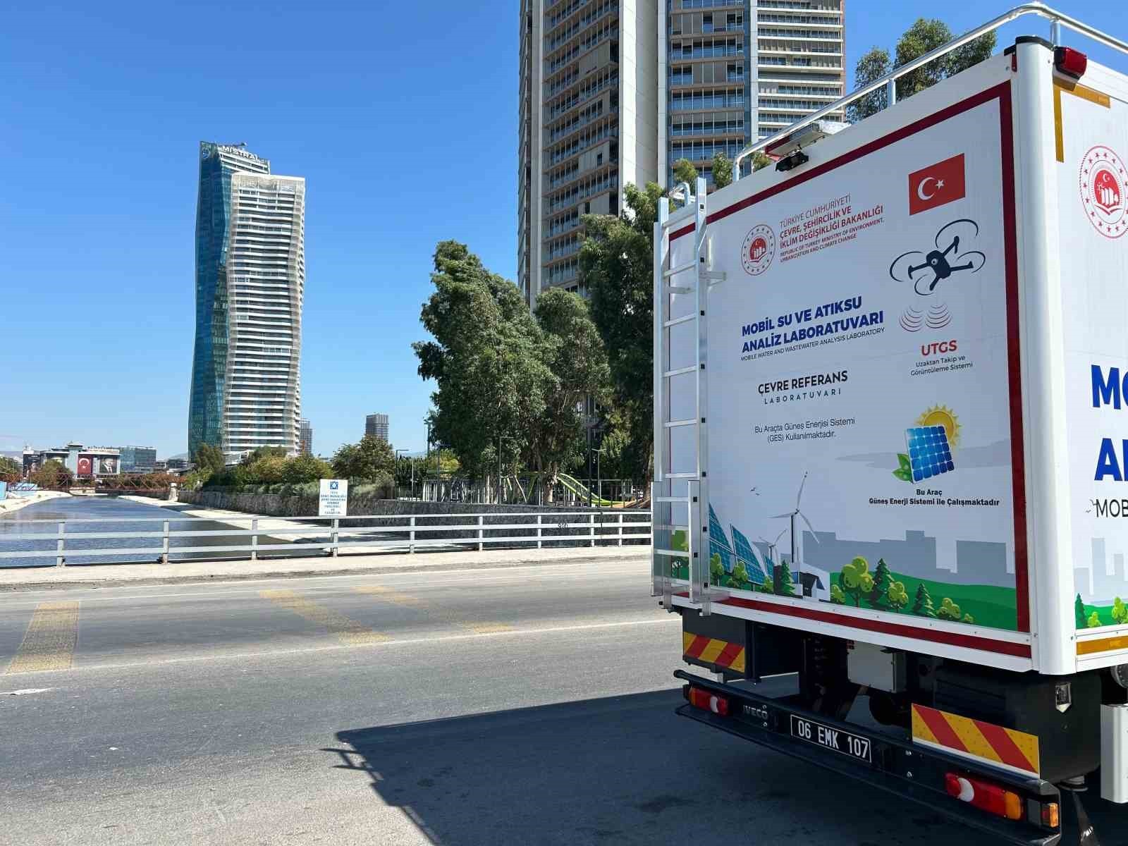 Bakanlık, İzmir Körfezi'ndeki balık ölümleri için bölgeden numune aldı