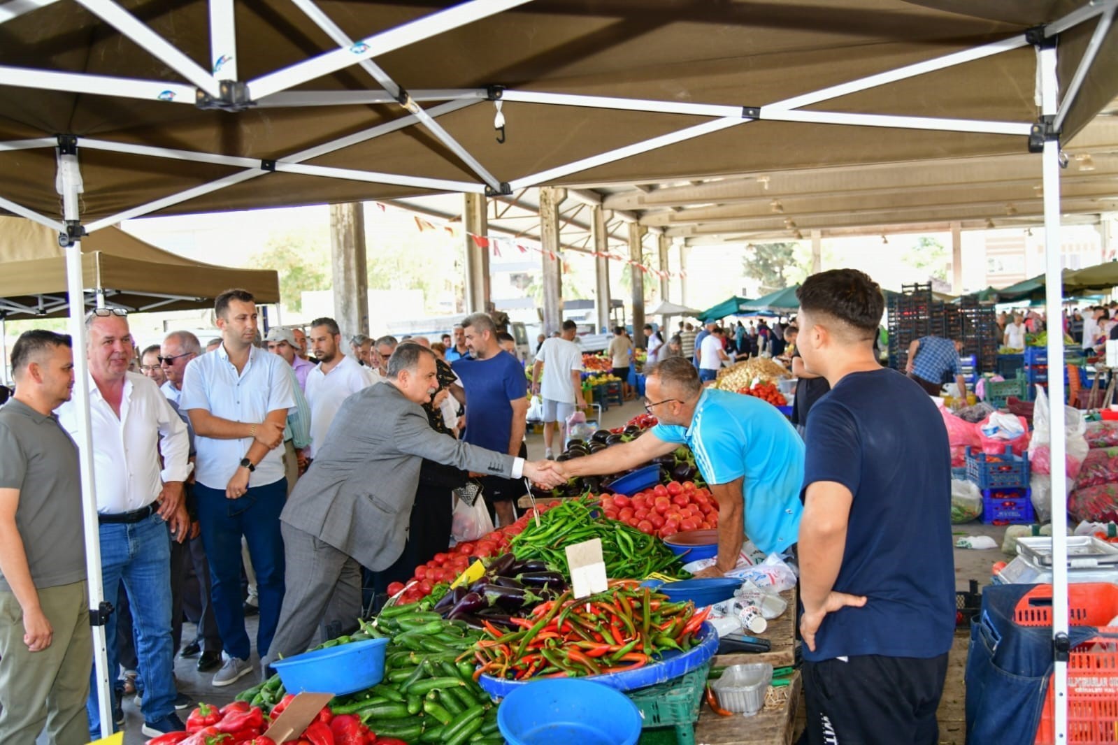 Başkan Balaban Muradiye Pazaryeri'nde esnaf ziyareti yaptı