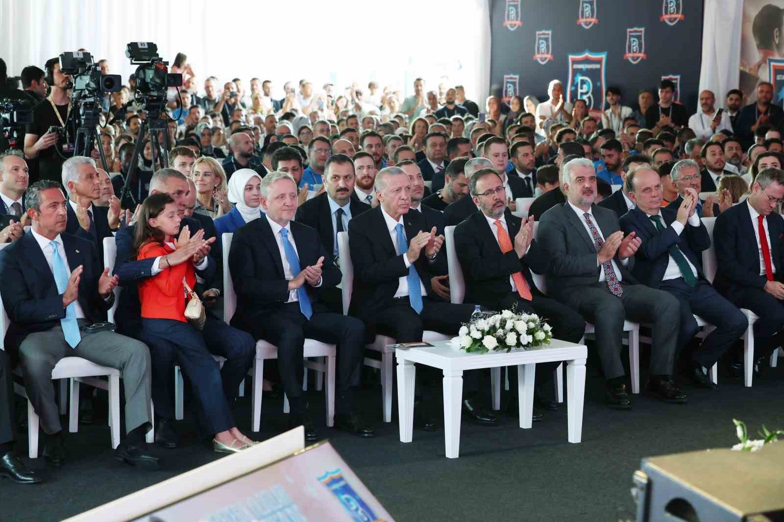 Cumhurbaşkanı Erdoğan: "Hangi sebeple olursa olsun futbola husumetin, holiganlığın, kavganın, ideolojinin girmesi, her şeyden önce sporun ruhuna zarar verir"