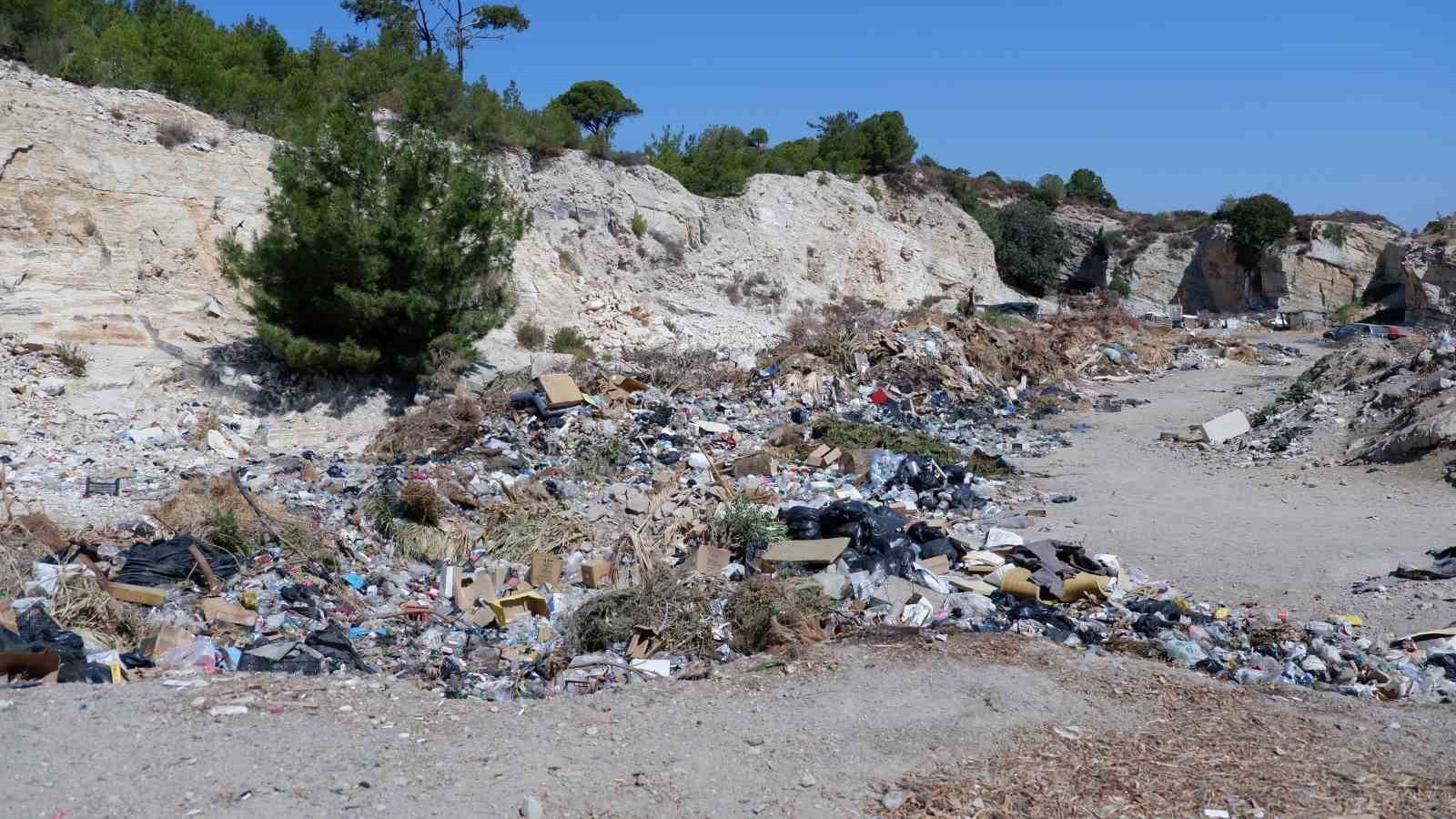 Foça Belediyesi'nin şehir merkezine döktüğü çöplere AK Partili Arslan'dan tepki