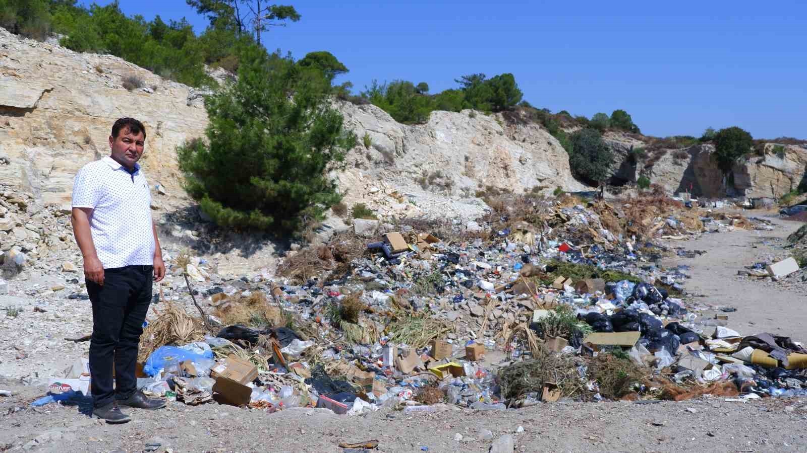 Foça Belediyesi'nin şehir merkezine döktüğü çöplere AK Partili Arslan'dan tepki