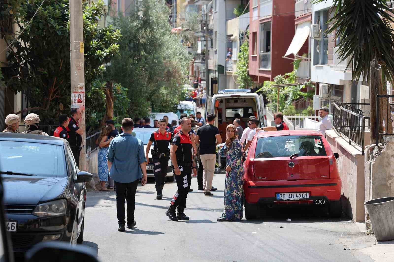 Hareketli dakikalar: Önce etrafa ardından kendine ateş etti!