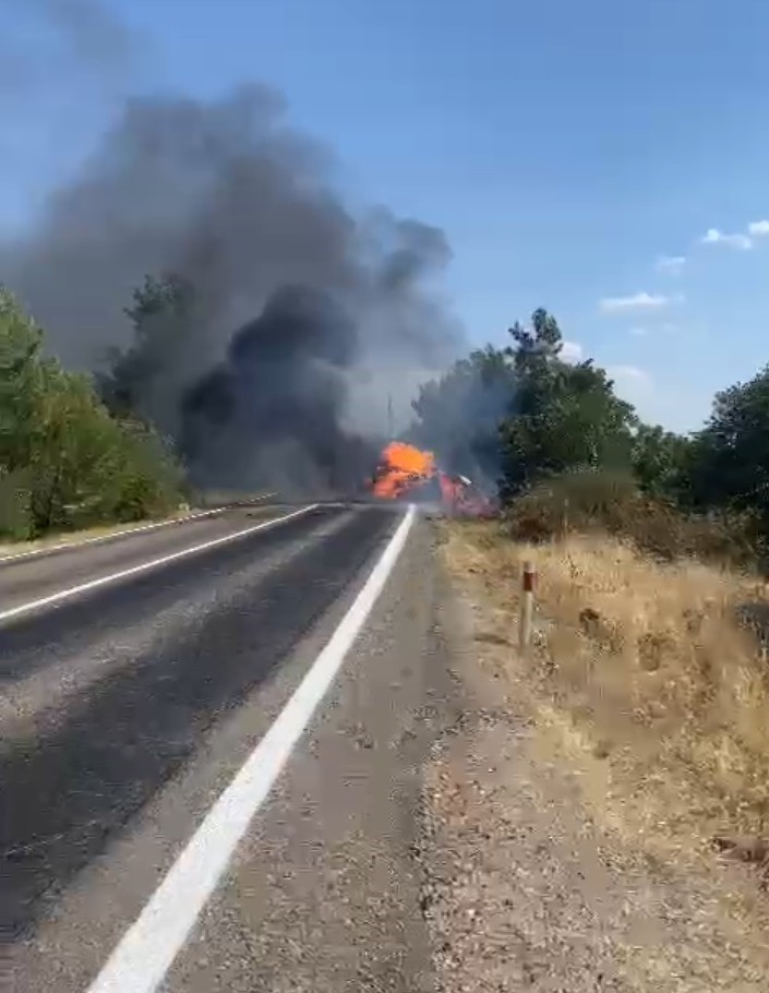 Kaza yapan otomobil alev topuna döndü!