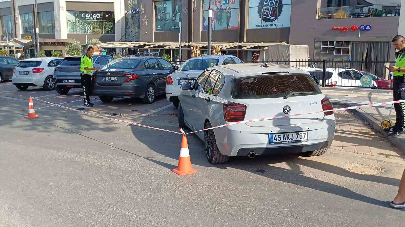 Manisa'da acı olay! Otomobile çarpan genç hayatını kaybetti