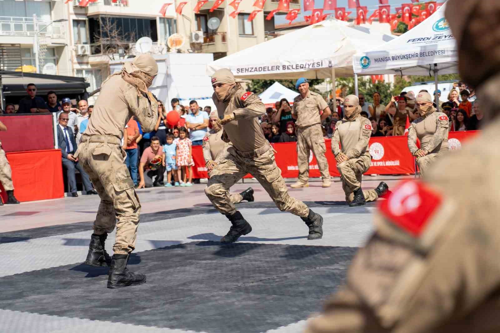 Manisa'da komandoların gösterisi mest etti