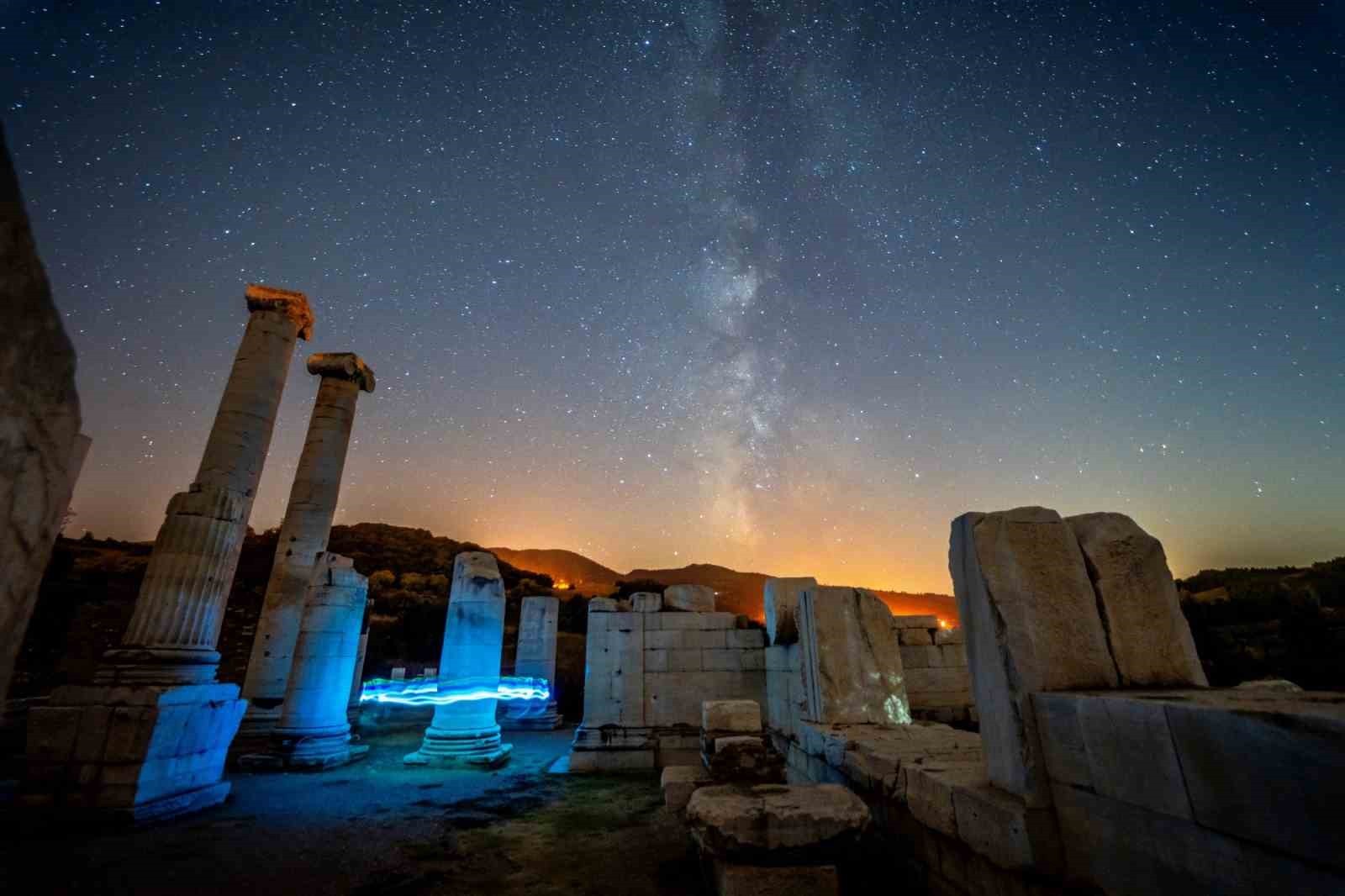 Sardes Antik Kenti, samanyolu ve perseid meteor yağmurunu buluşturdu