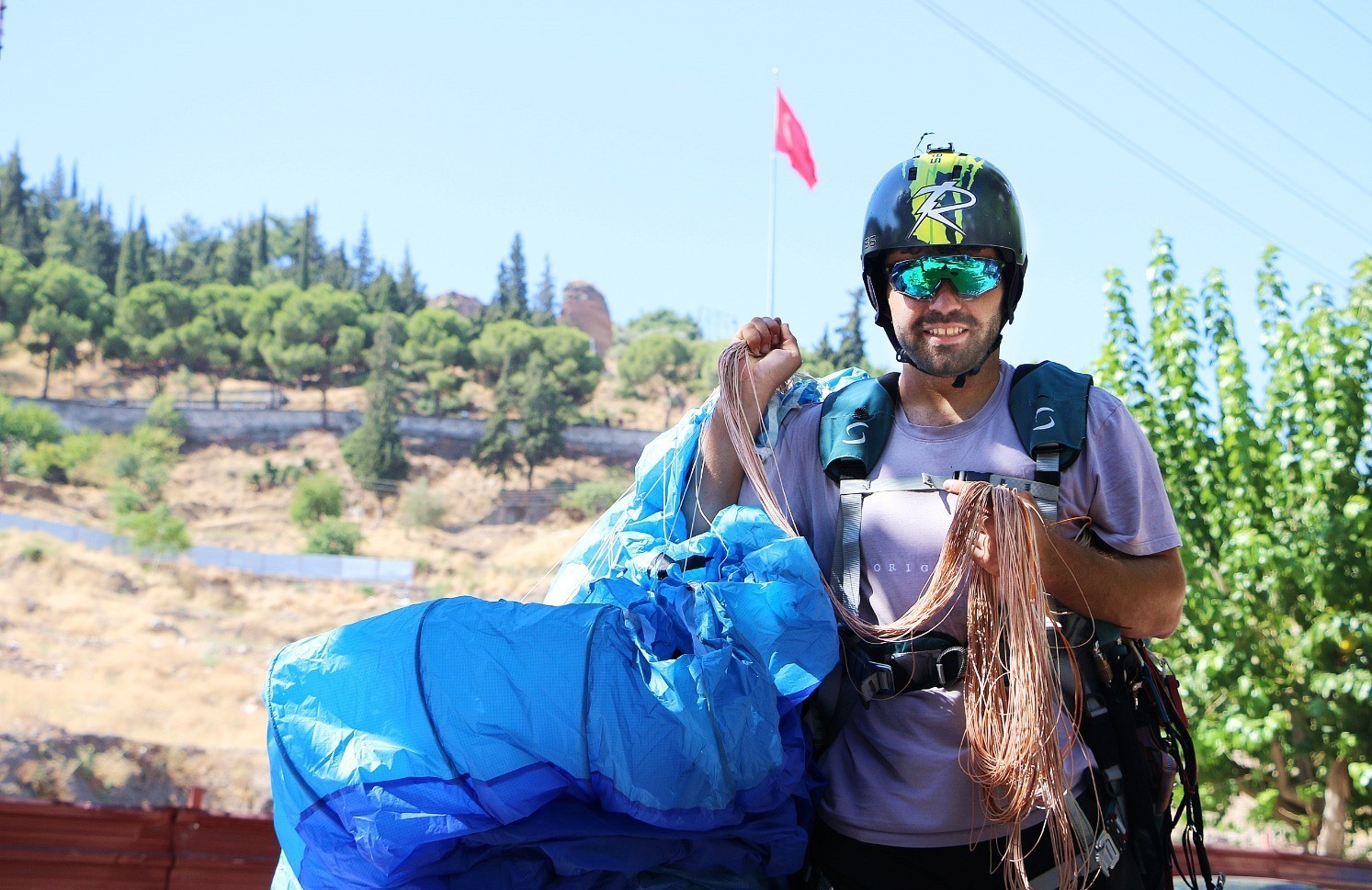 Yamaç paraşütüyle Manisa Kalesine tarihi iniş yaptı