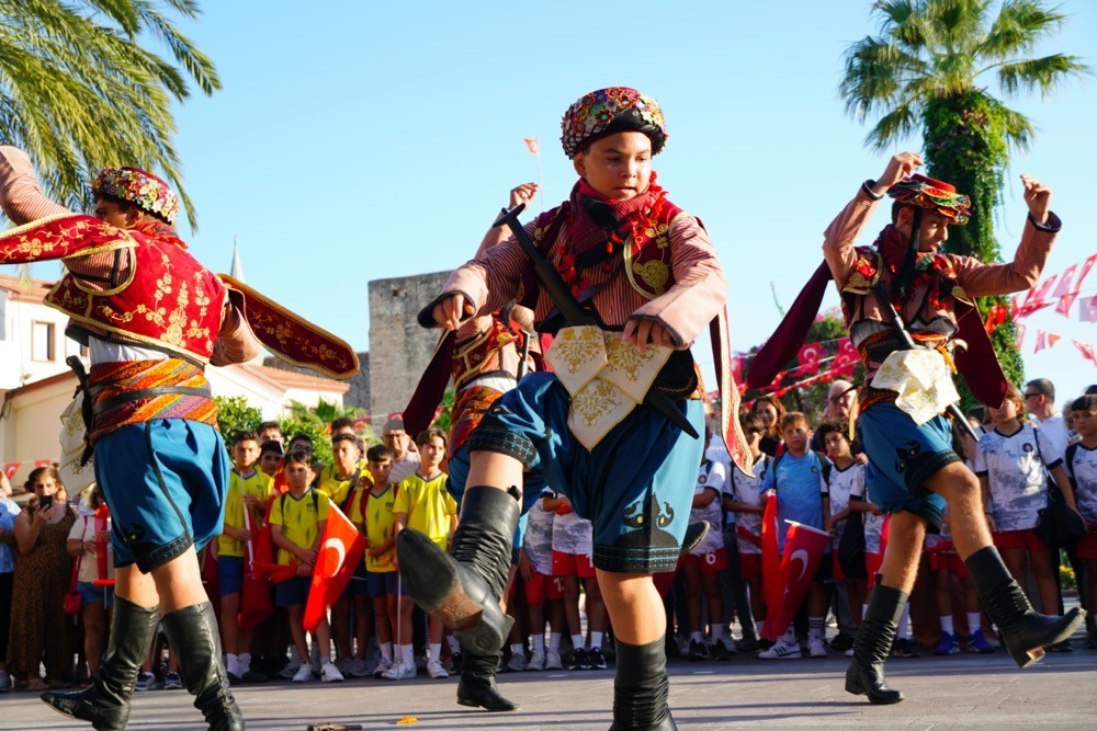 Çeşme Festivali "90'larda Çeşme" teması ile başladı