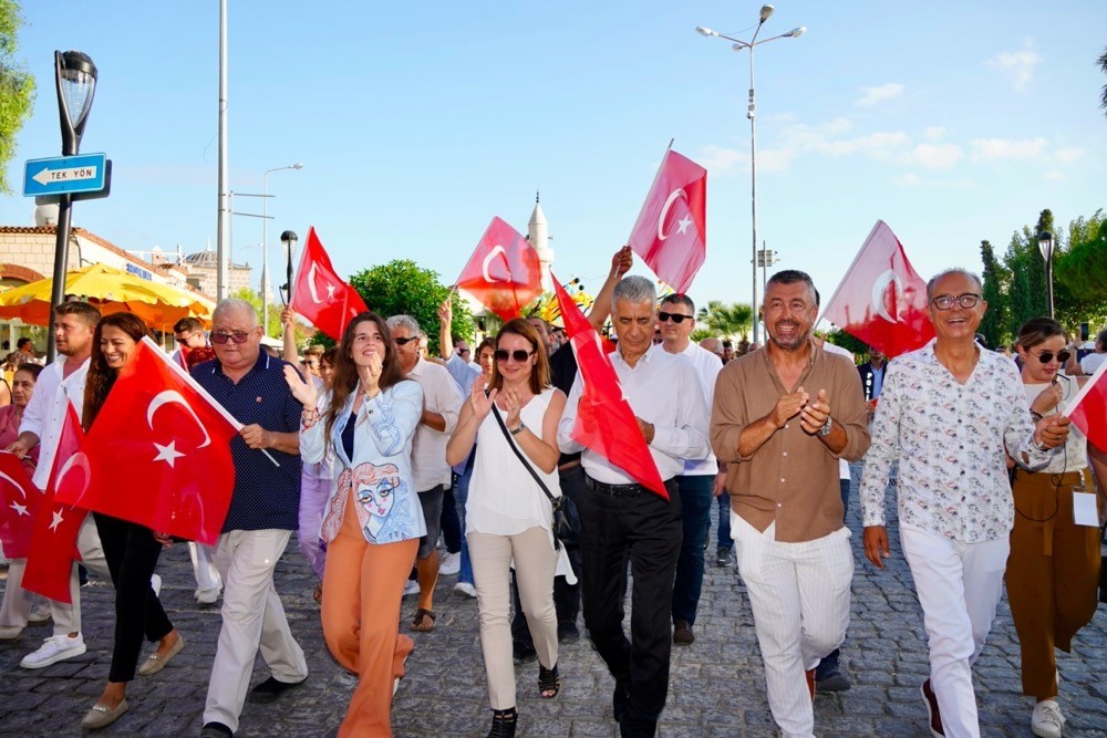 Çeşme Festivali "90'larda Çeşme" teması ile başladı