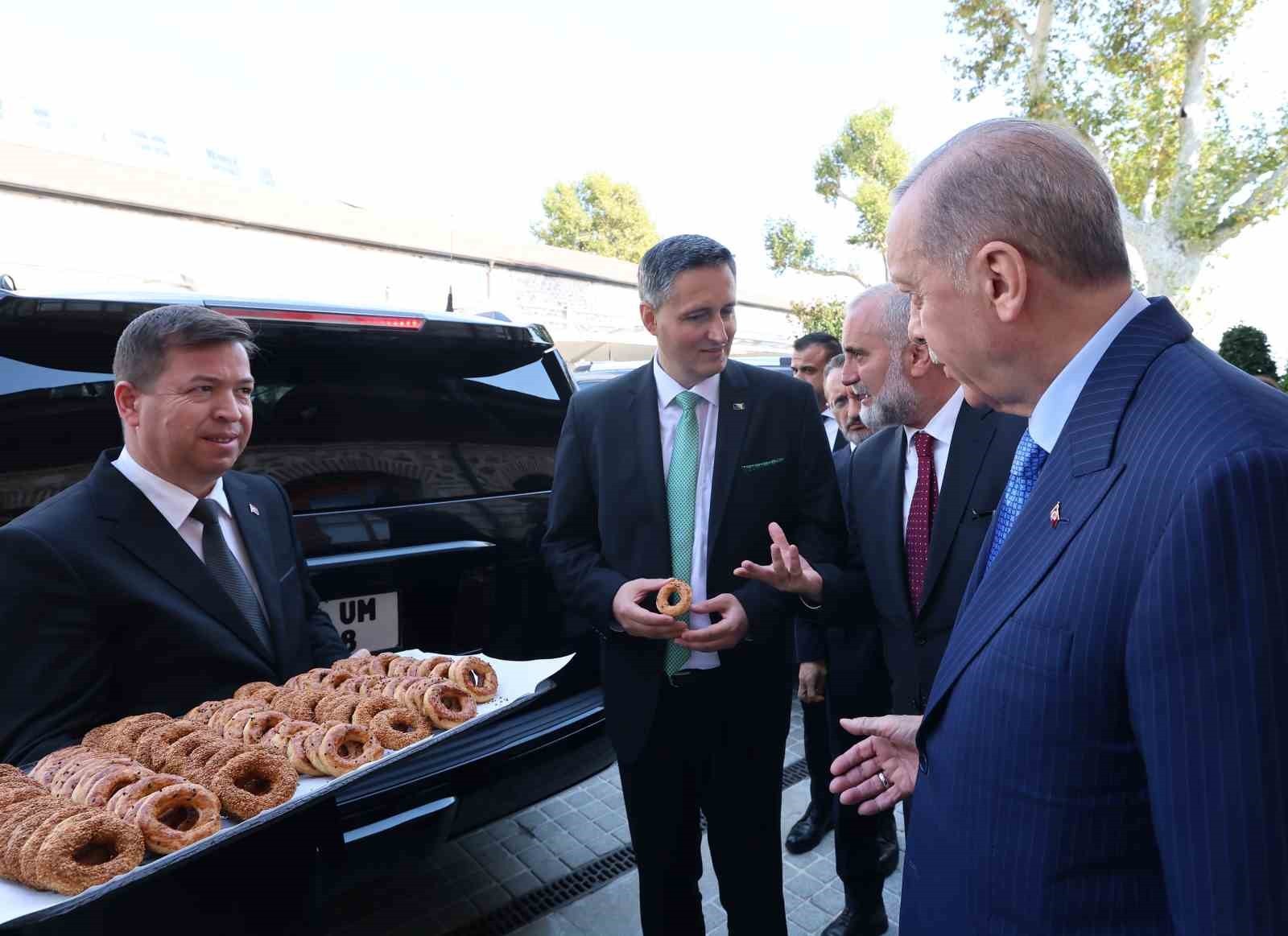 Cumhurbaşkanı Erdoğan'dan gazetecilere kandil simidi ikramı