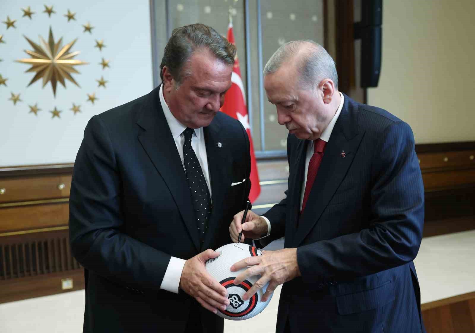 Erdoğan'a, Beşiktaşlı başkan ve oyunculardan ziyaret