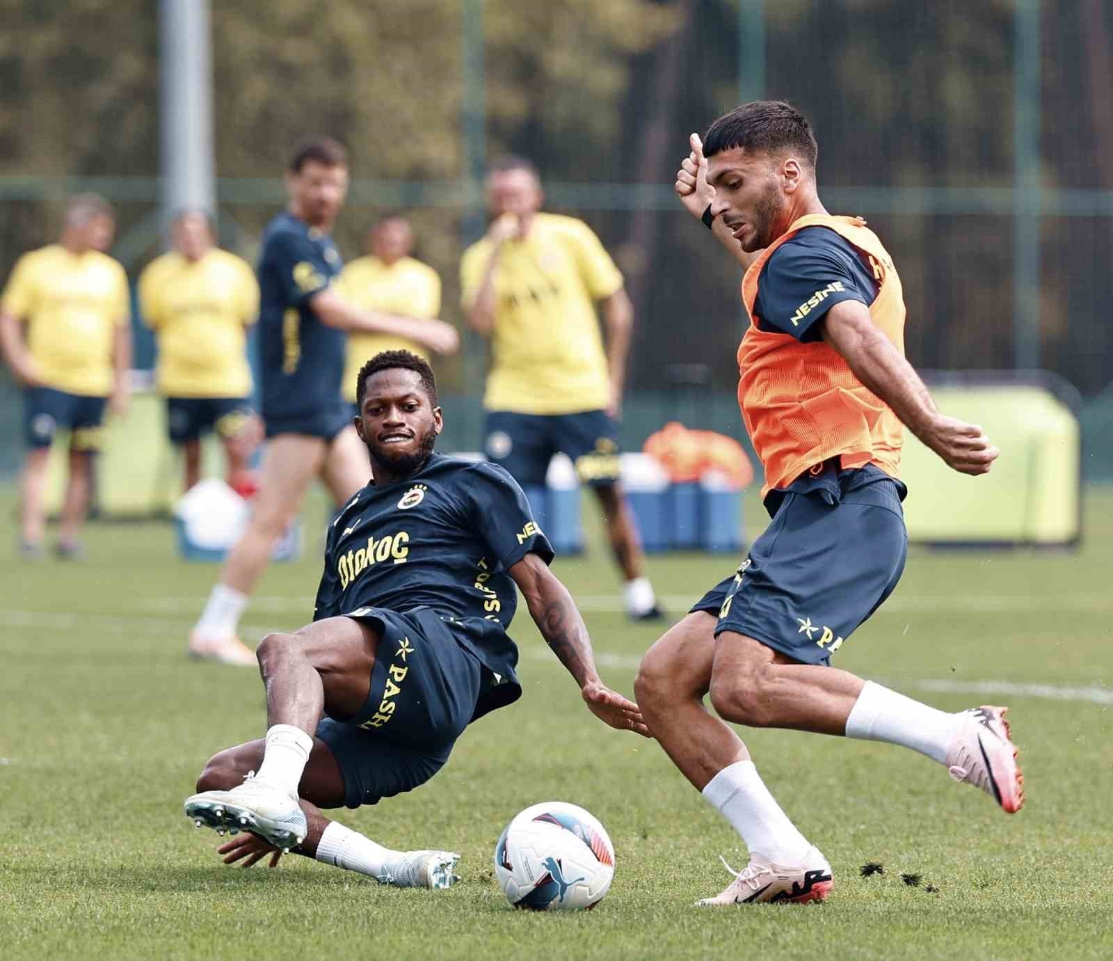 Fenerbahçe'nin yeni transferi ilk antrenmanına çıktı