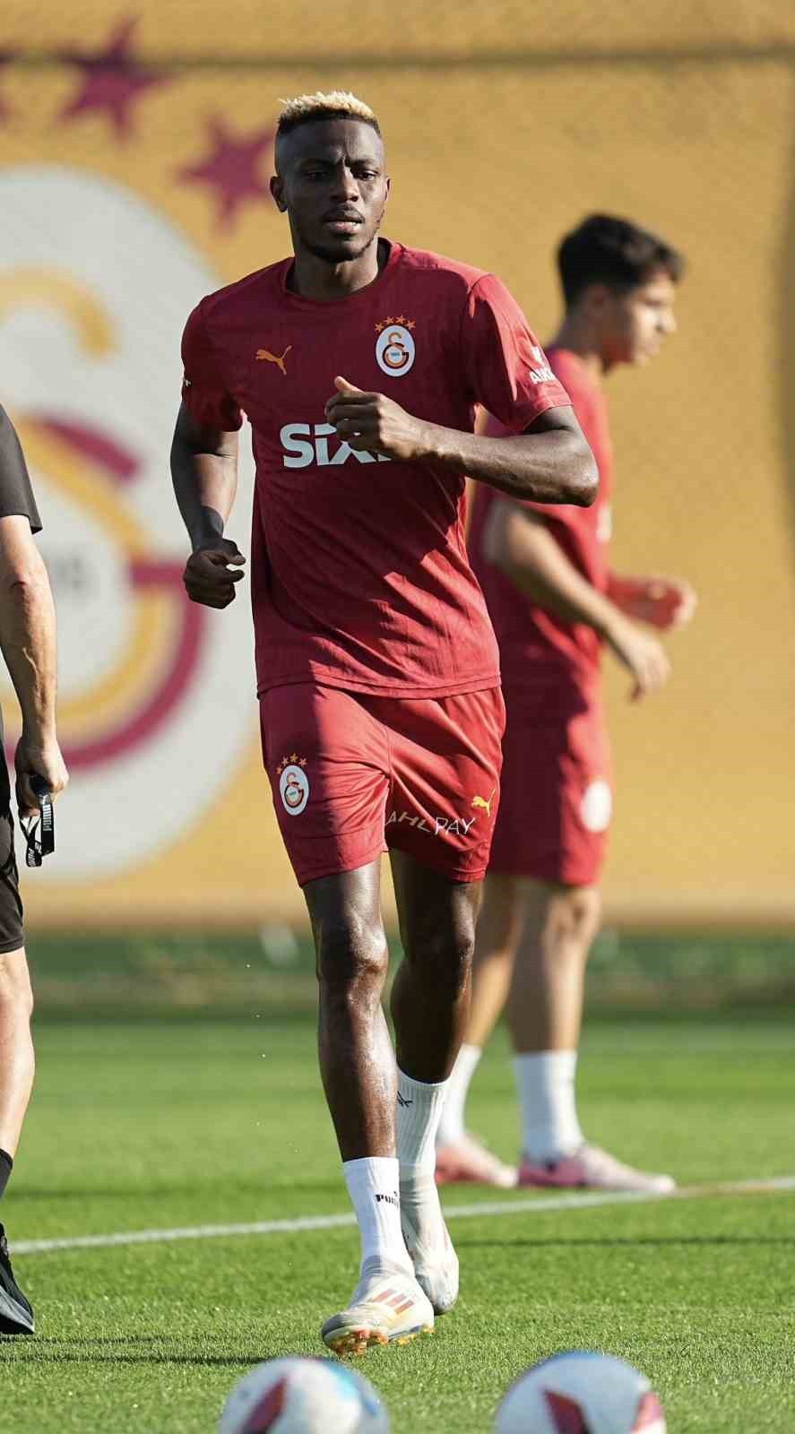 Galatasaray'da Victor Osimhen ilk antrenmanına çıktı