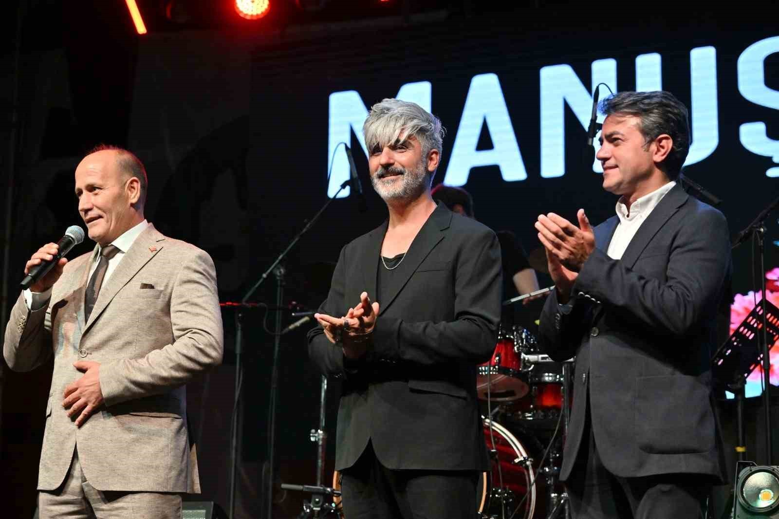 Manuş Baba'dan Ahmetli'de konser