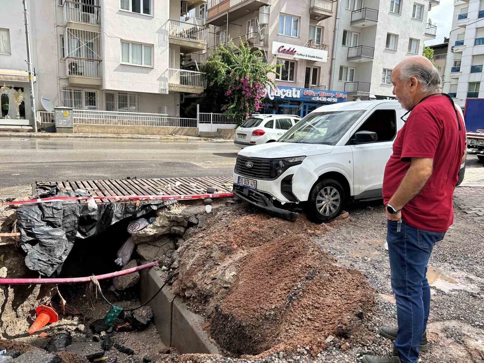 Sağanak vurdu: 1 araç göçen yolun içine düştü!