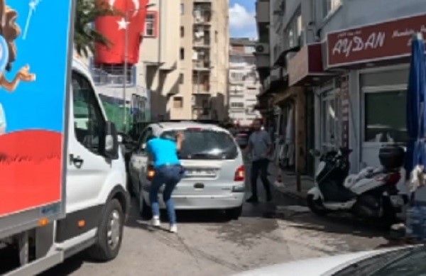 Trafik kavgası kamerada: Çocuklarının bulunduğu arabanın camı kırılınca deliye döndü!