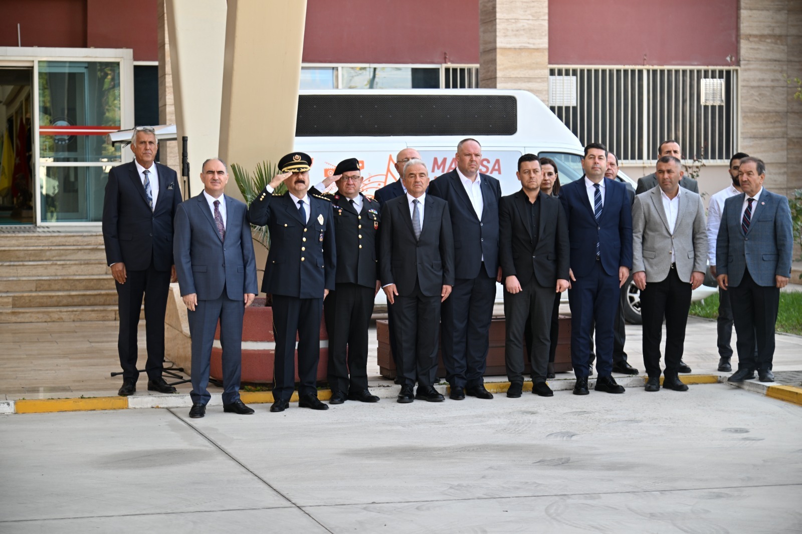 Manisa Valisi Vahdettin Özkan araç teslim törenine katıldı