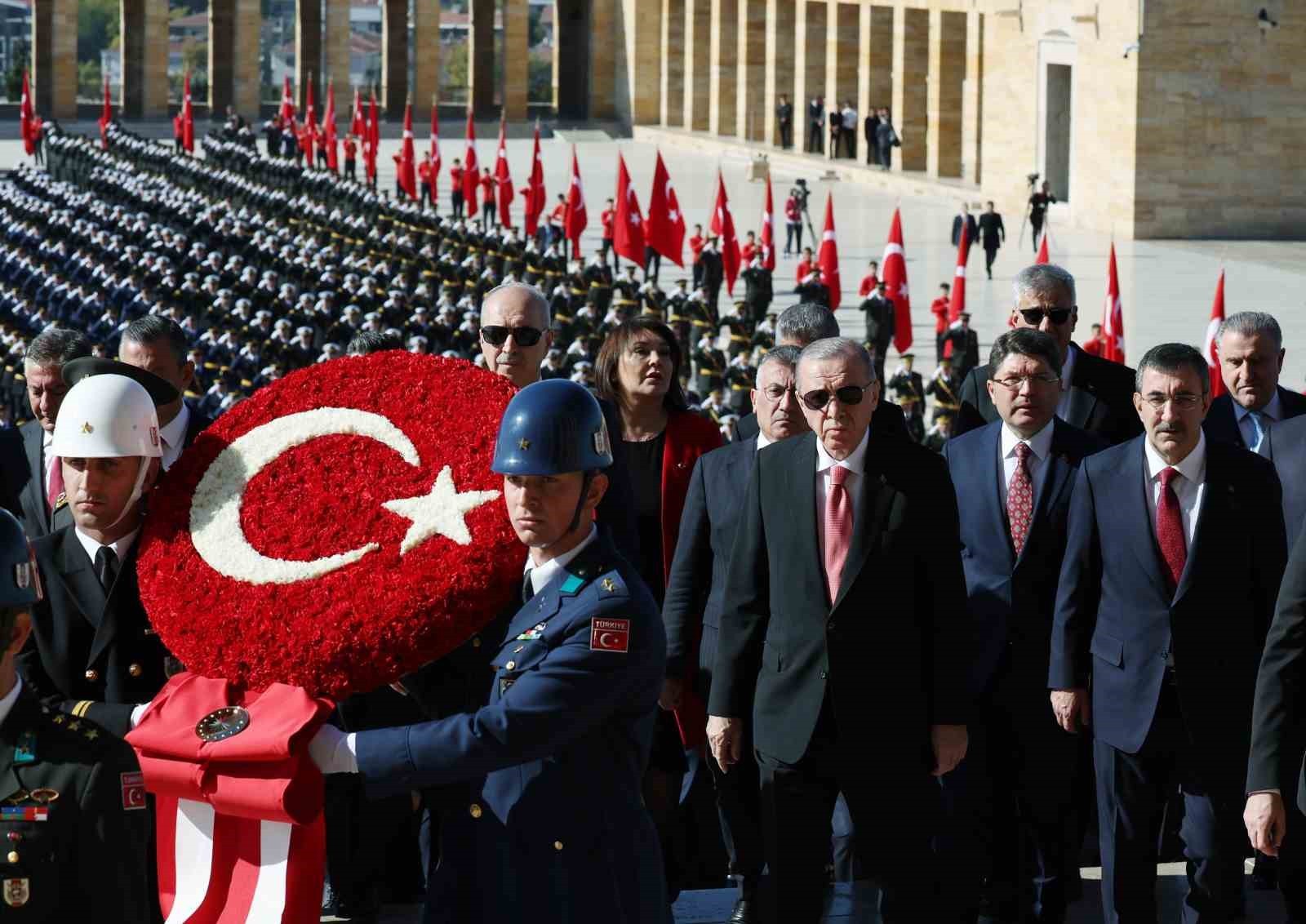 Cumhurbaşkanı Erdoğan başkanlığındaki devlet erkanı Anıtkabir'i ziyaret etti