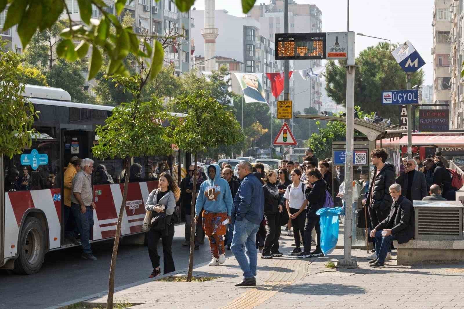 İzmir'de akıllı duraklar çalışmaya başladı