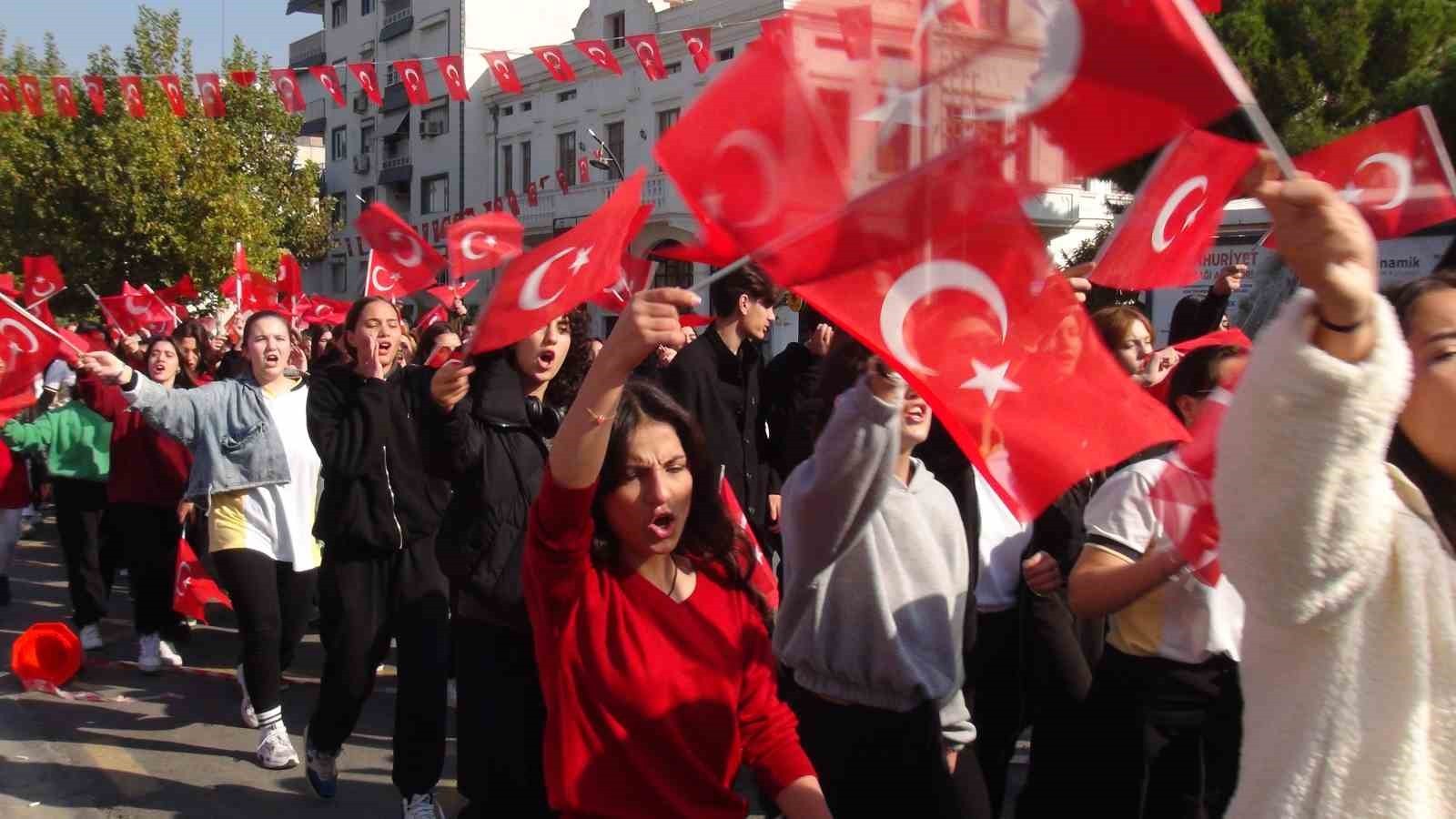 Manisa Lisesi 140. yaşını ve Cumhuriyet'in 101. yaşını kutladı