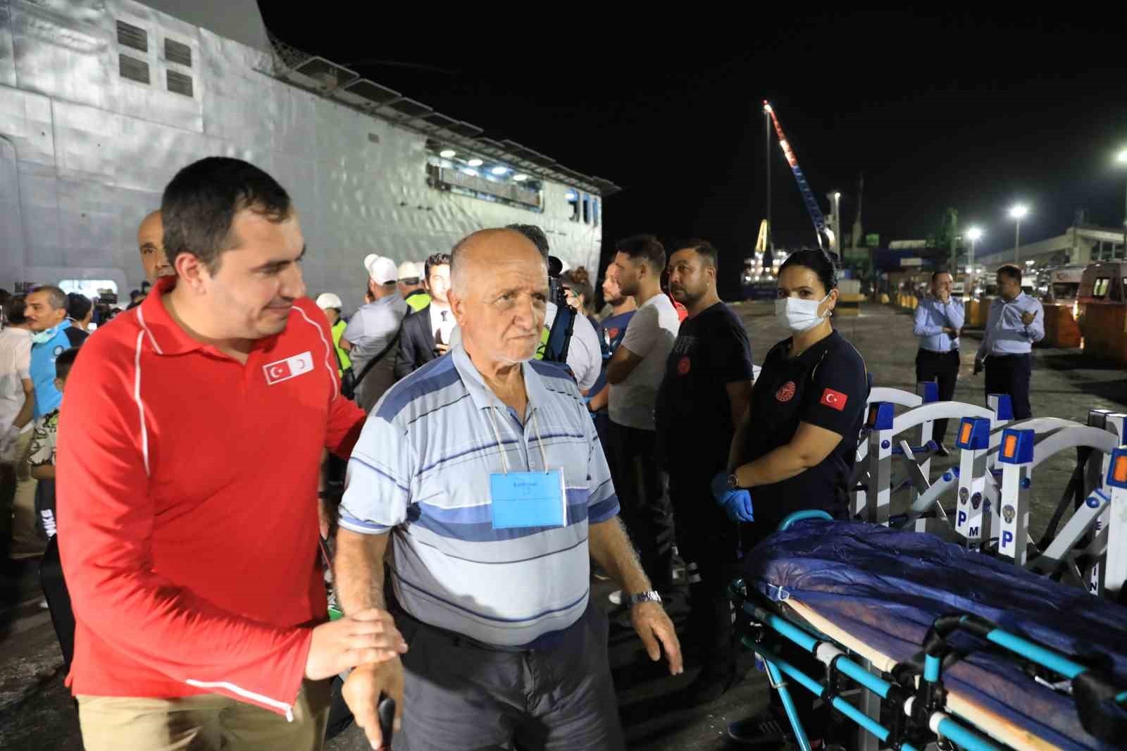 Türk Kızılay'dan Lübnan'dan tahliye edilenlere sıcak yemek