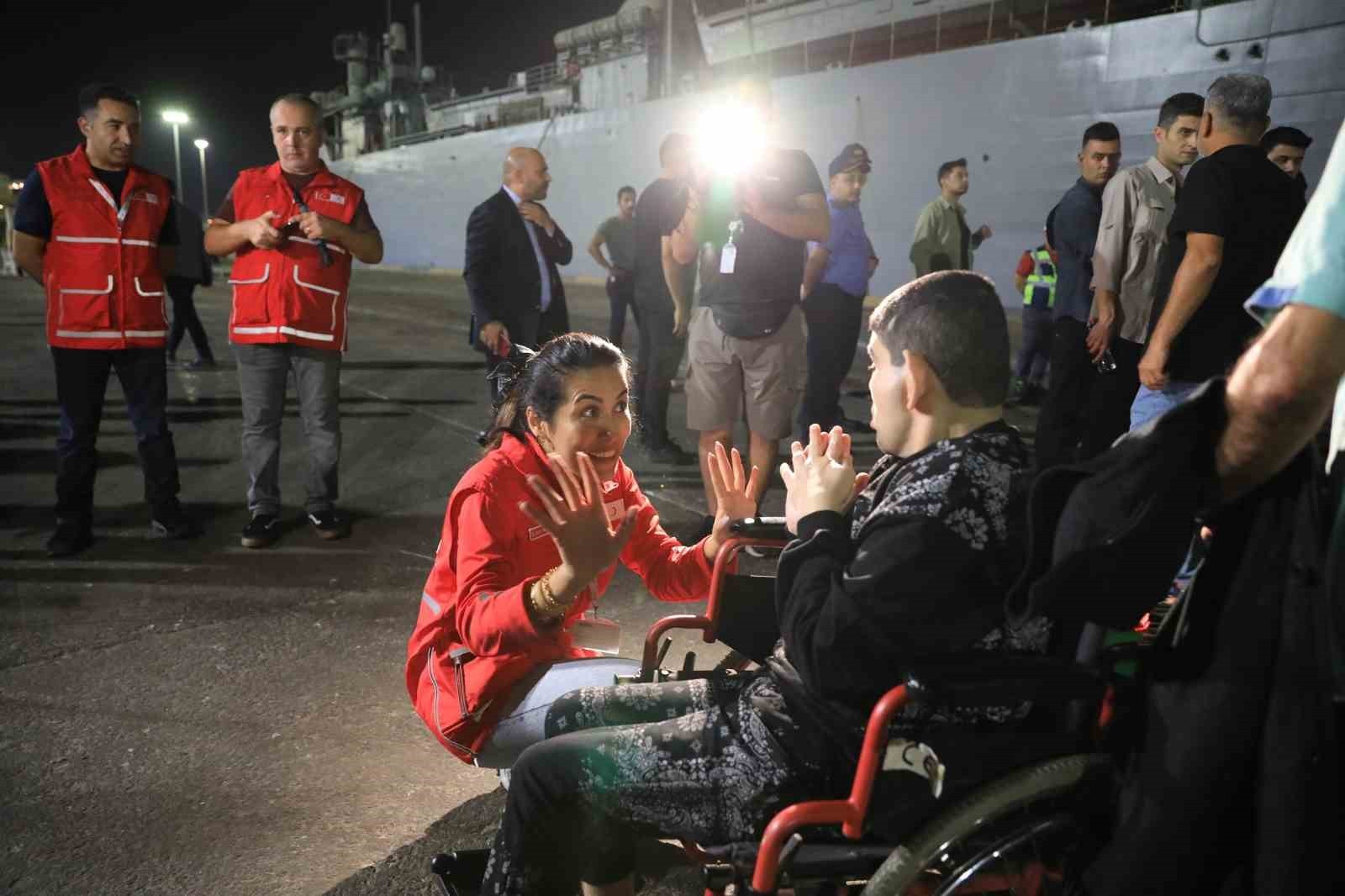 Türk Kızılay'dan Lübnan'dan tahliye edilenlere sıcak yemek