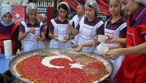 Şehitlerin anısına bayraklı aşure yaptılar 