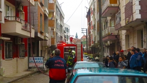 Çatıda odunlukta çıkan yangın panik yarattı