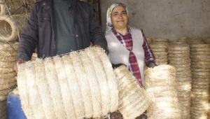 Saman sapından yaptığı kapı çelenklerini ihraç ediyor