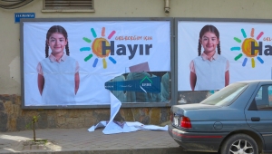 'Hayır' afişi yırtıldı