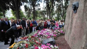 Kılıçdaroğlu, Zübeyde Anne’yi  ziyaret etti