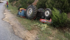 Traktör devrildi.4 'dü aynı aileden 5 yaralı